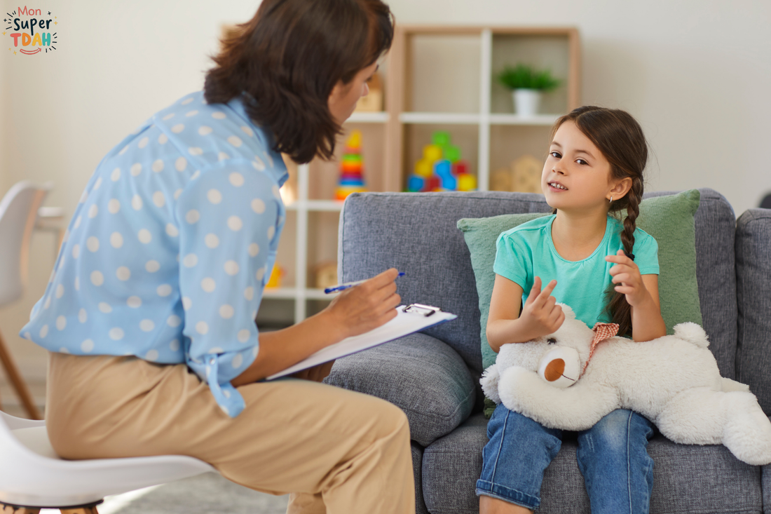 Petite fille en consultation avec une professionnelle qui prend des notes, évaluation du TDAH chez l'enfant