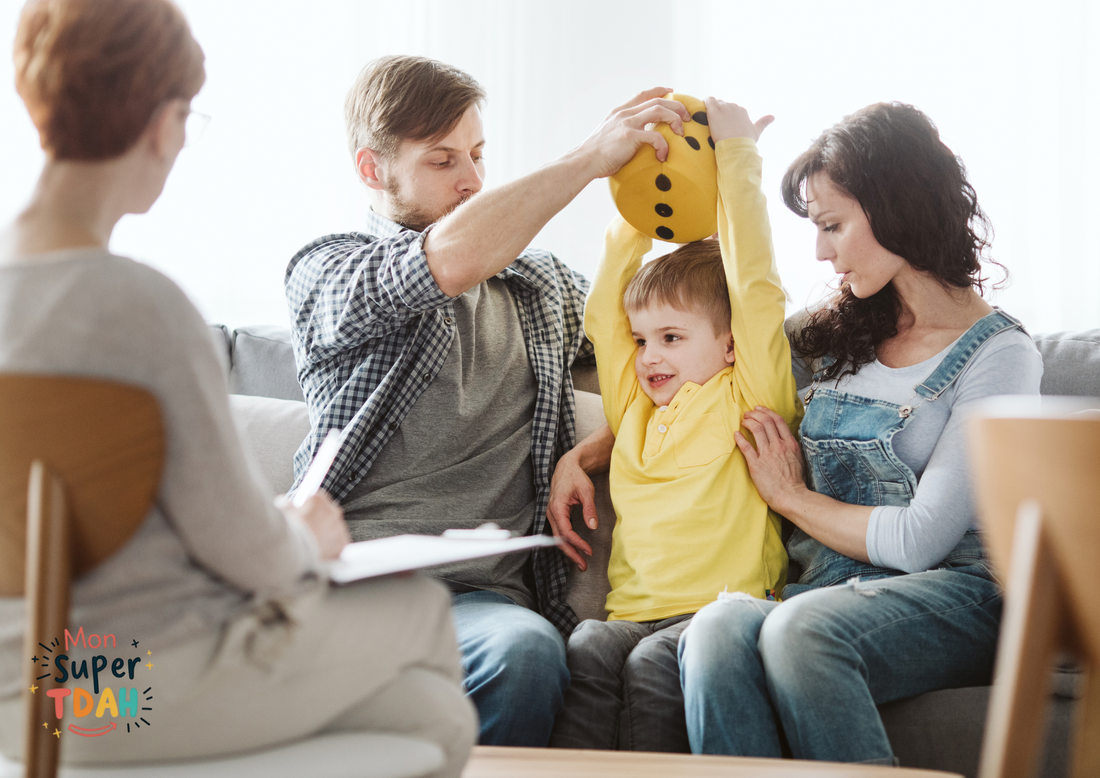 Famille en consultation avec une professionnelle qui prend des notes, enfant tenant un ballon
