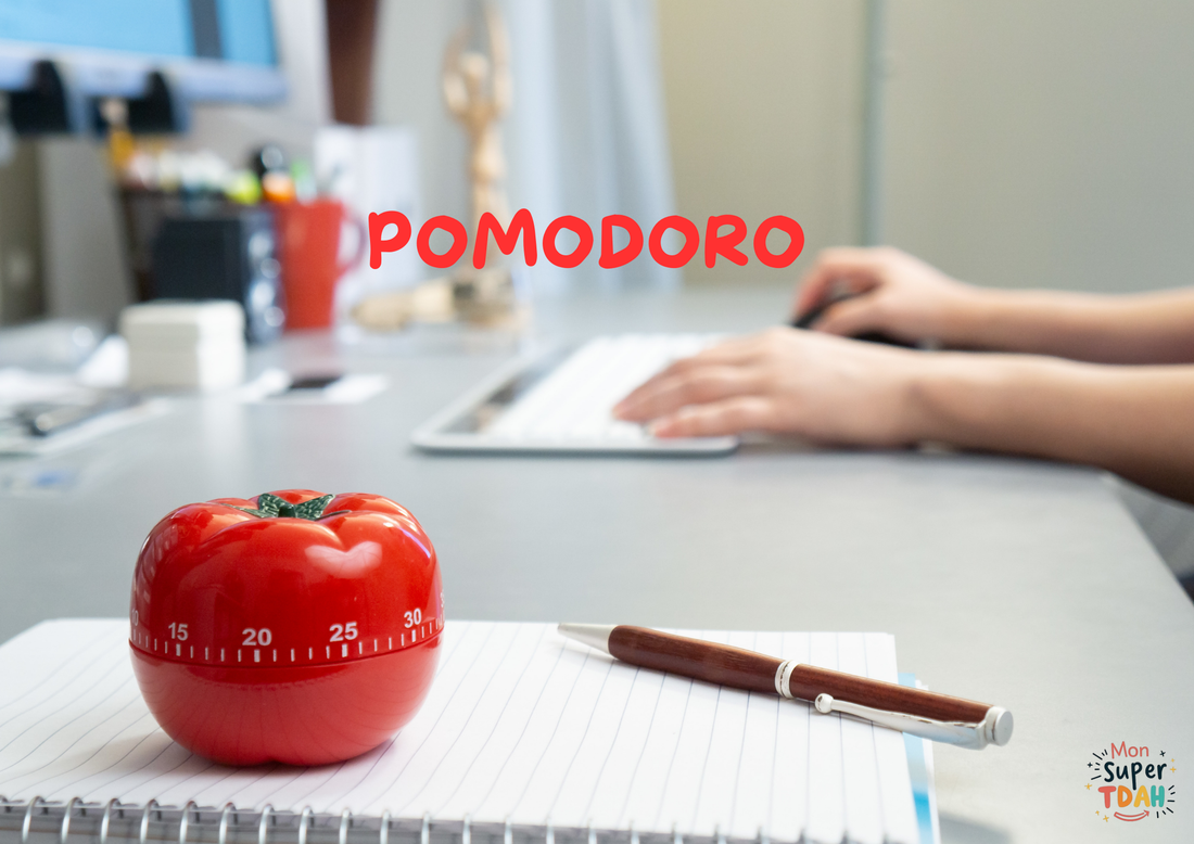 Minuteur en forme de tomate posé sur un carnet, symbole de la méthode Pomodoro
