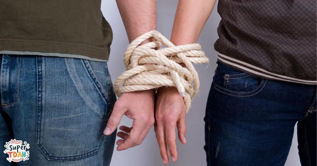 Mains d'un couple ligotées ensemble par une corde, symbole de la dépendance affective