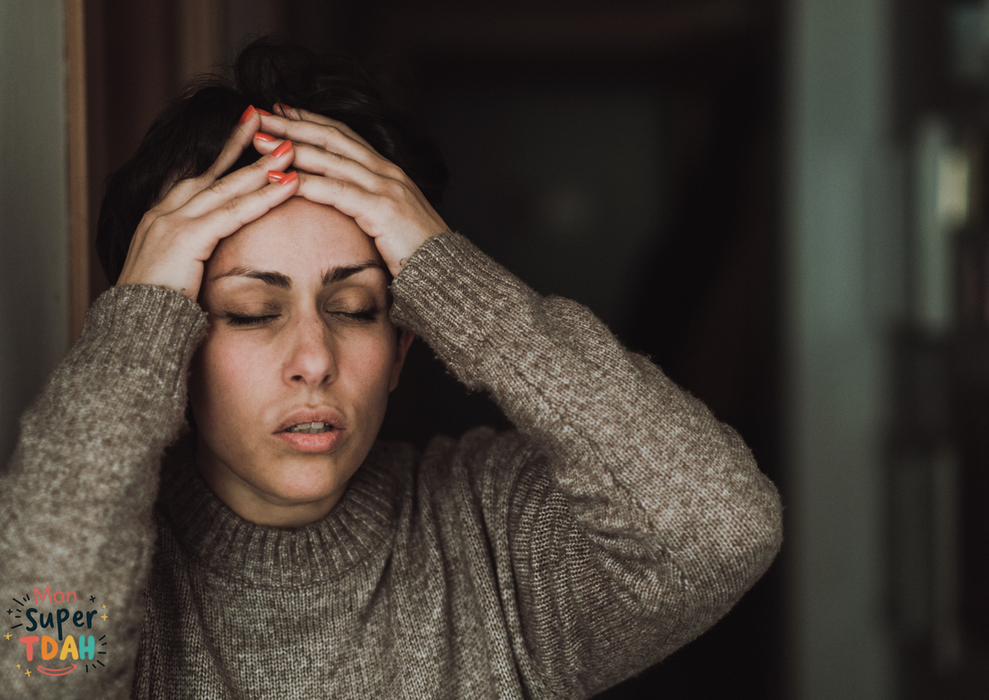 Femme se tenant la tête, stressée, en pleine réflexion sur le parcours de diagnostic