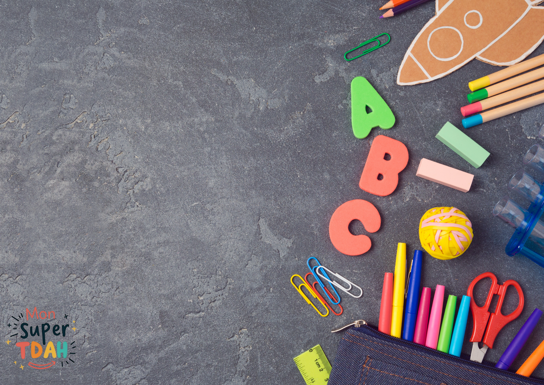 Fournitures scolaires colorées : lettres ABC, crayons, ciseaux et trousse sur fond ardoise