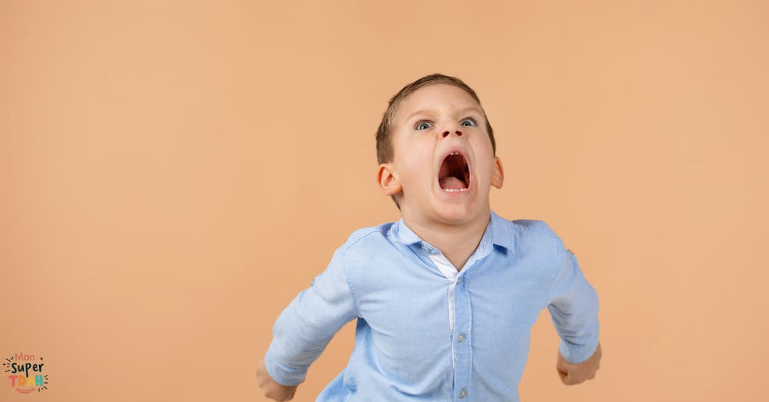 Enfant qui explose de colère, bras tendus et bouche ouverte, sur fond orangé