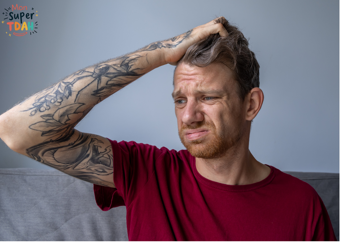 Homme se passant la main dans les cheveux, air perplexe et fatigué