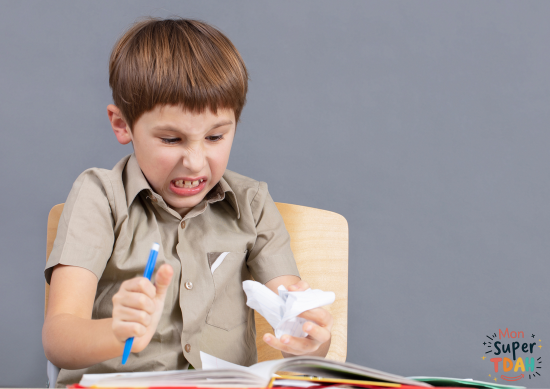 Enfant énervé serrant un stylo et une feuille froissée devant son cahier de devoirs