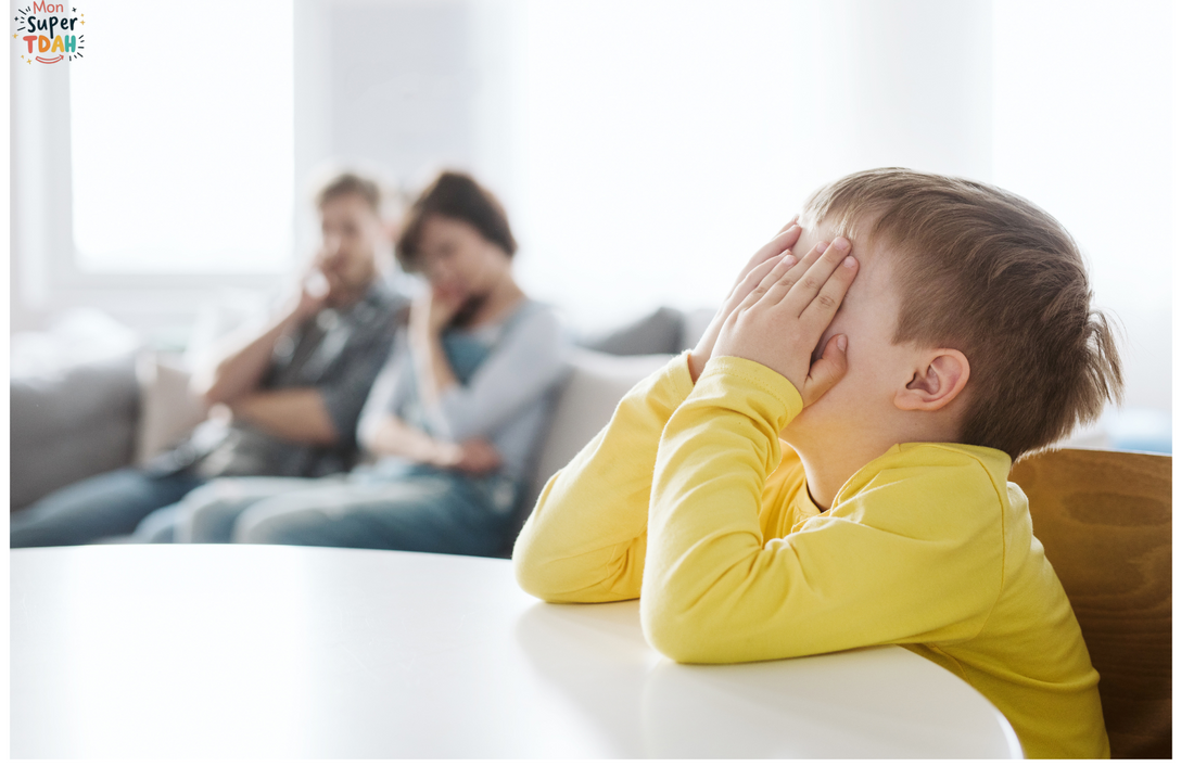 Enfant qui se cache le visage à table pendant que ses parents inquiets discutent en arrière-plan