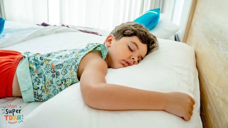 Enfant endormi paisiblement allongé sur son lit