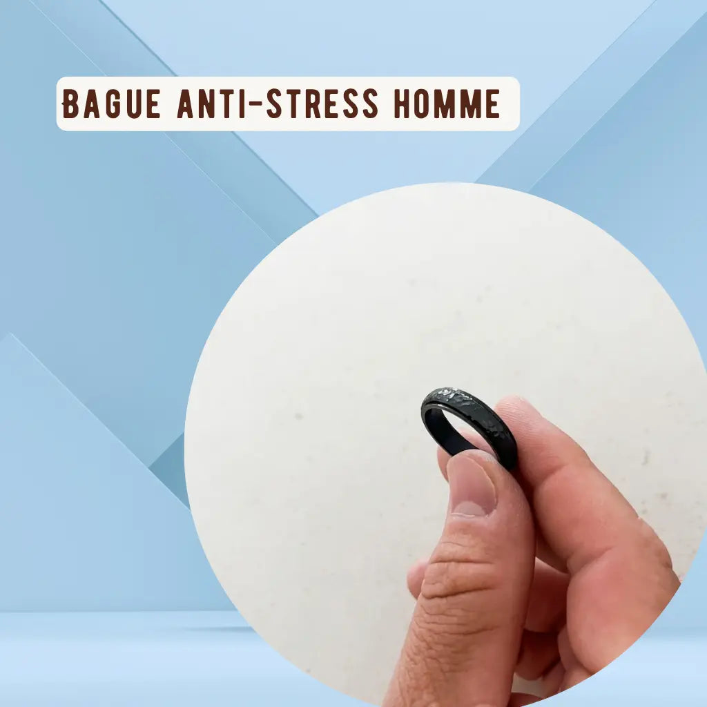 Bague anti-stress homme noire tenue entre les doigts, prête à être tournée pour canaliser l'agitation
