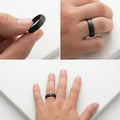 Bague anti-stress homme finition noire texturée, portée à l'annulaire, vues rapprochées de la texture et du port