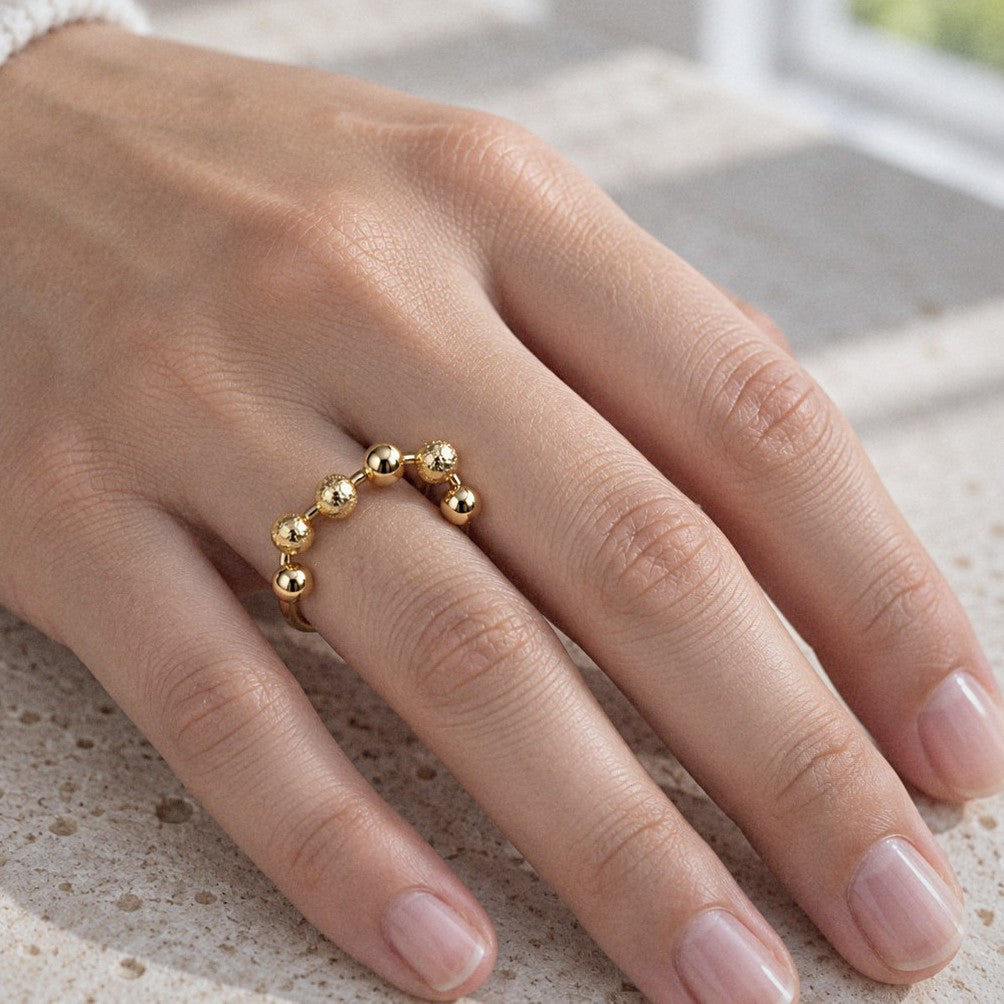 Bague anti-stress à billes TDAH – vue rapprochée des billes à faire rouler pour une manipulation discrète au quotidien