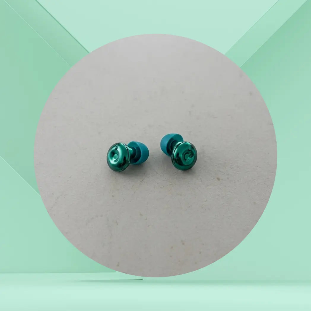 Gros plan sur la paire de bouchons d'oreilles réglables anti-bruit, embout vert métallisé et silicone bleu