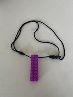 Collier à mâcher pour enfant – outil d’apaisement et de concentration – coloris violet