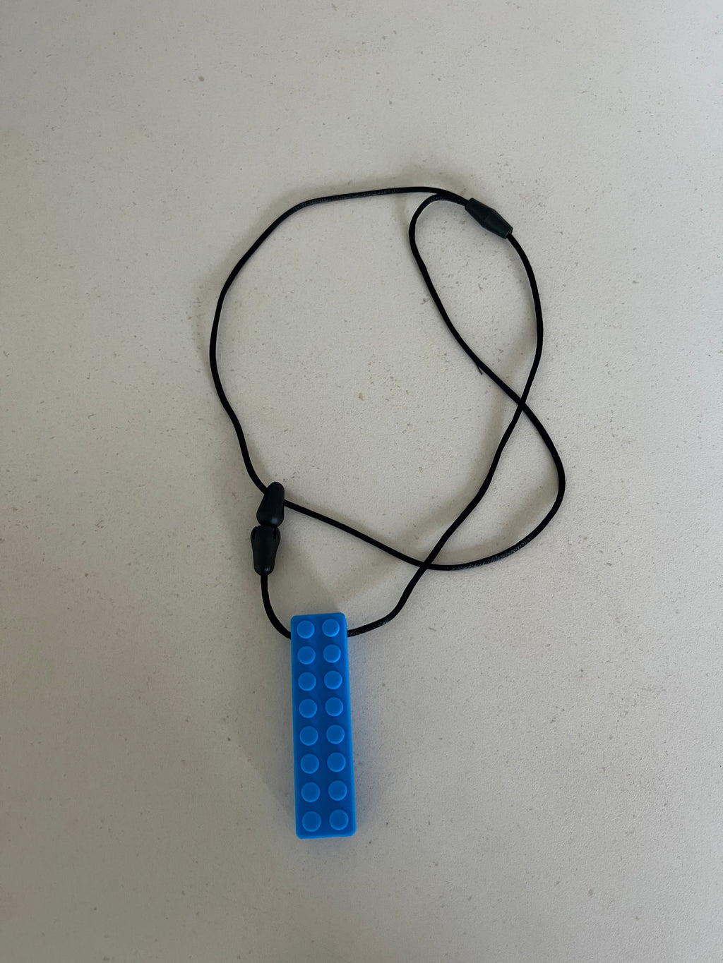 Collier à mâcher pour enfant – outil d’apaisement et de concentration – coloris bleu