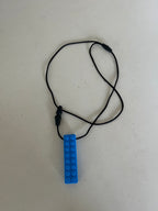 Collier à mâcher pour enfant – outil d’apaisement et de concentration – coloris bleu