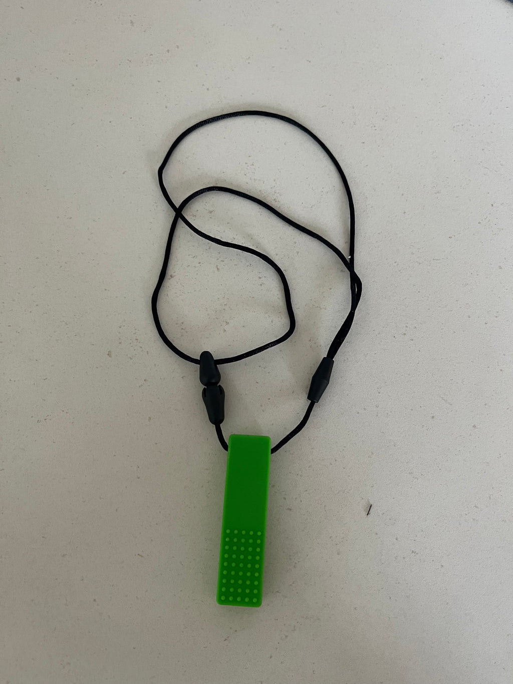 Collier à mâcher pour enfant – outil d’apaisement et de concentration – coloris vert