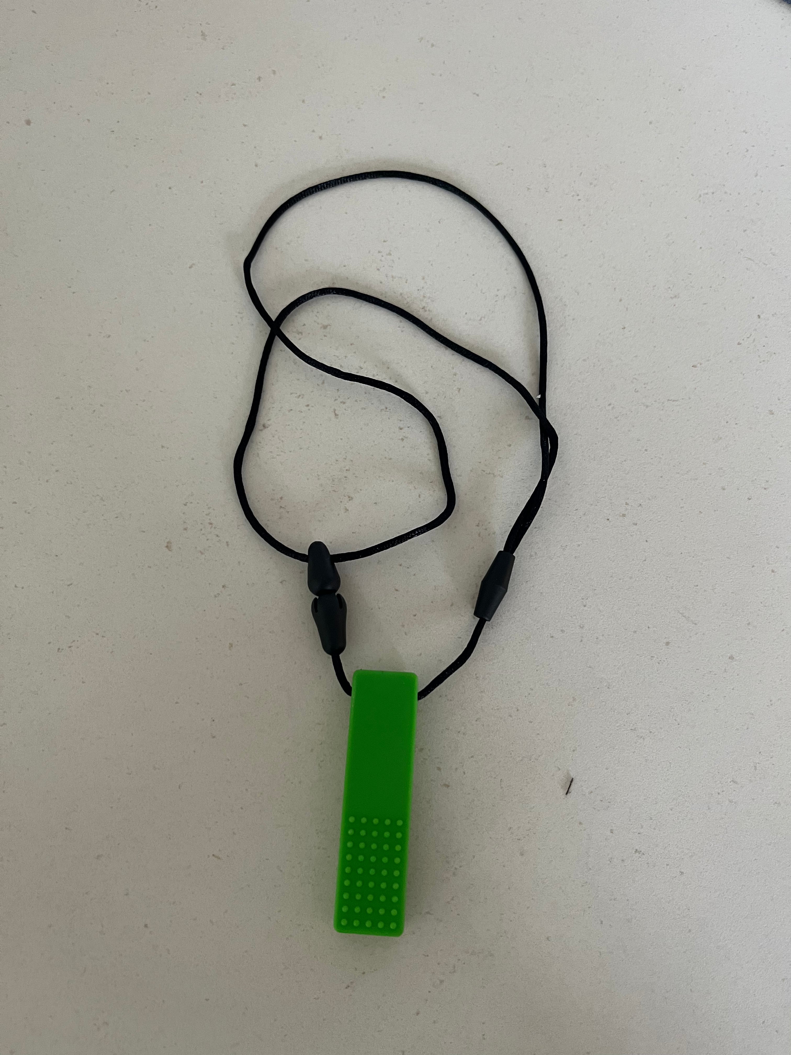 Collier à mâcher pour enfant – outil d’apaisement et de concentration – coloris vert