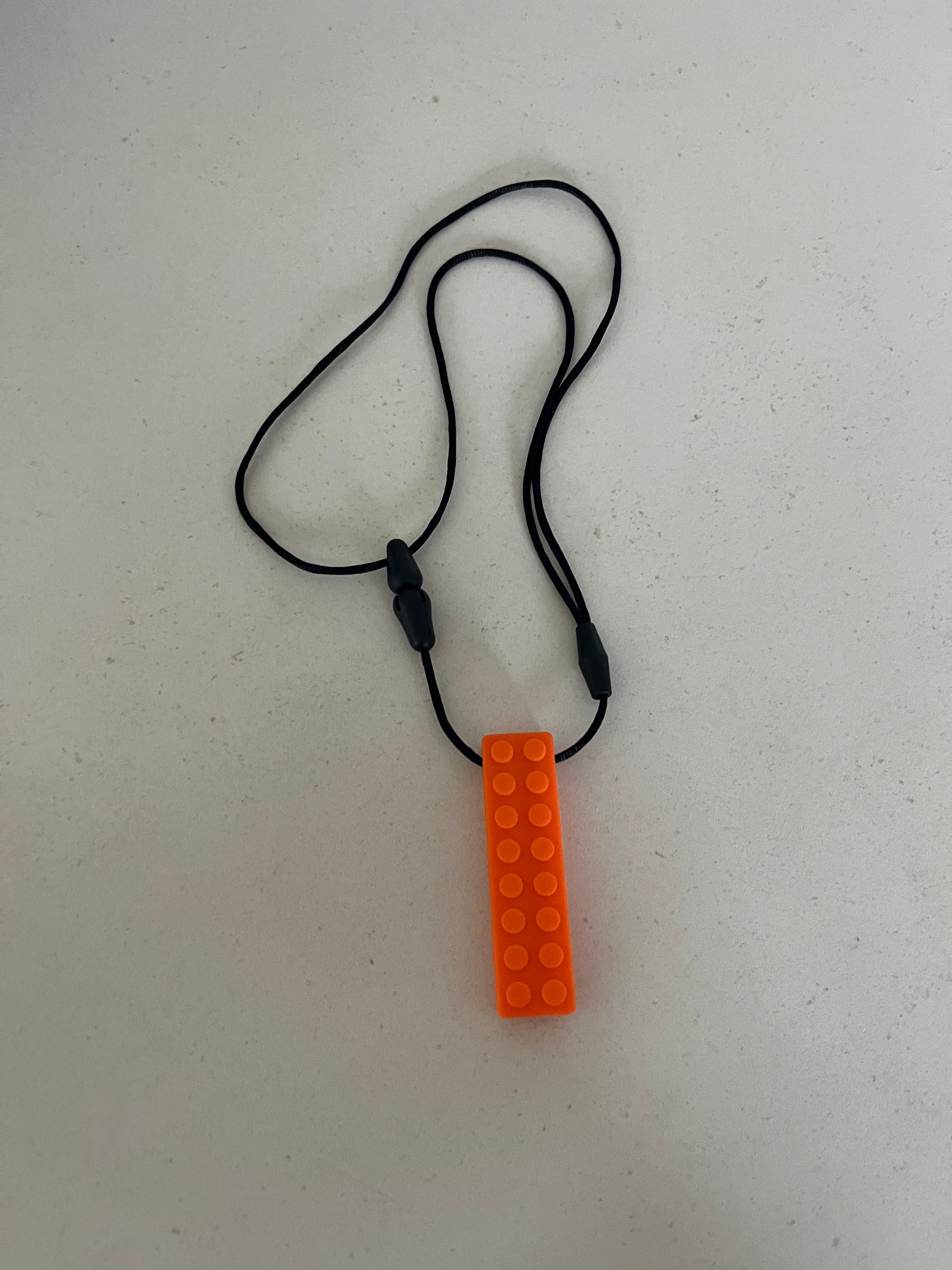 Collier à mâcher pour enfant – outil d’apaisement et de concentration – coloris orange texturé
