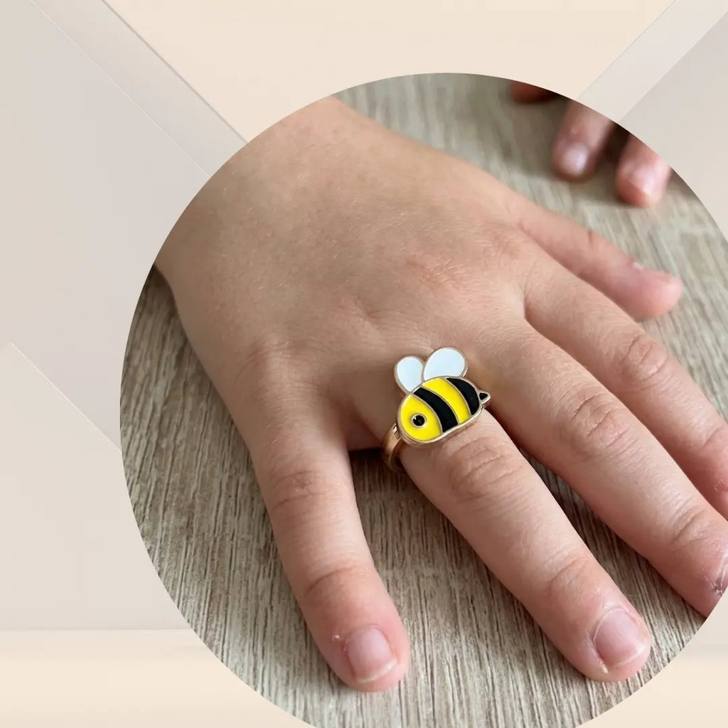 Agent antistress, abeille, portée par une petite fille