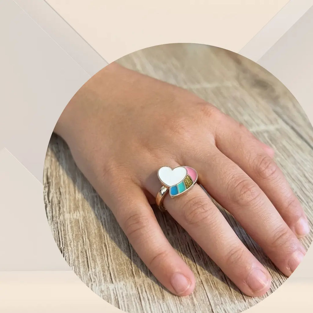 Bague antistress, fond, cœur, arc-en-ciel porté par une petite fille