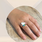 Bague antistress, fond, cœur, arc-en-ciel porté par une petite fille
