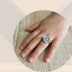 Bague anti stress Planet sur la main d'un enfant
