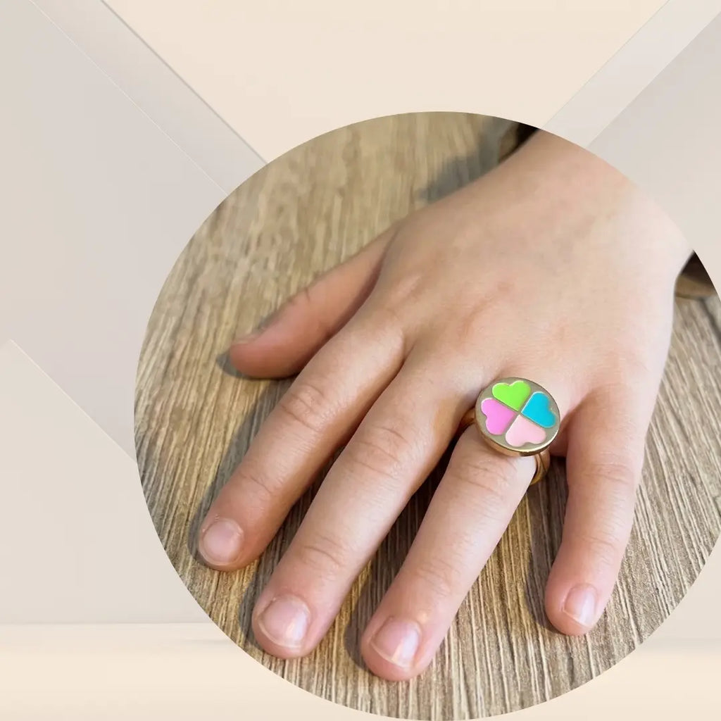 Bague de trèfle porté par une petite fille