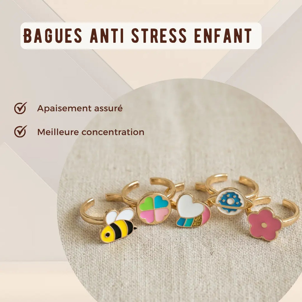 Assortiment de bague antistress pour enfants sur un fond beige