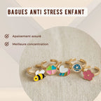 Assortiment de bague antistress pour enfants sur un fond beige