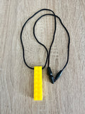 Collier à mâcher type Lego pour enfant – outil d’apaisement et de concentration – visuel présentation produit Mon Super TDAH