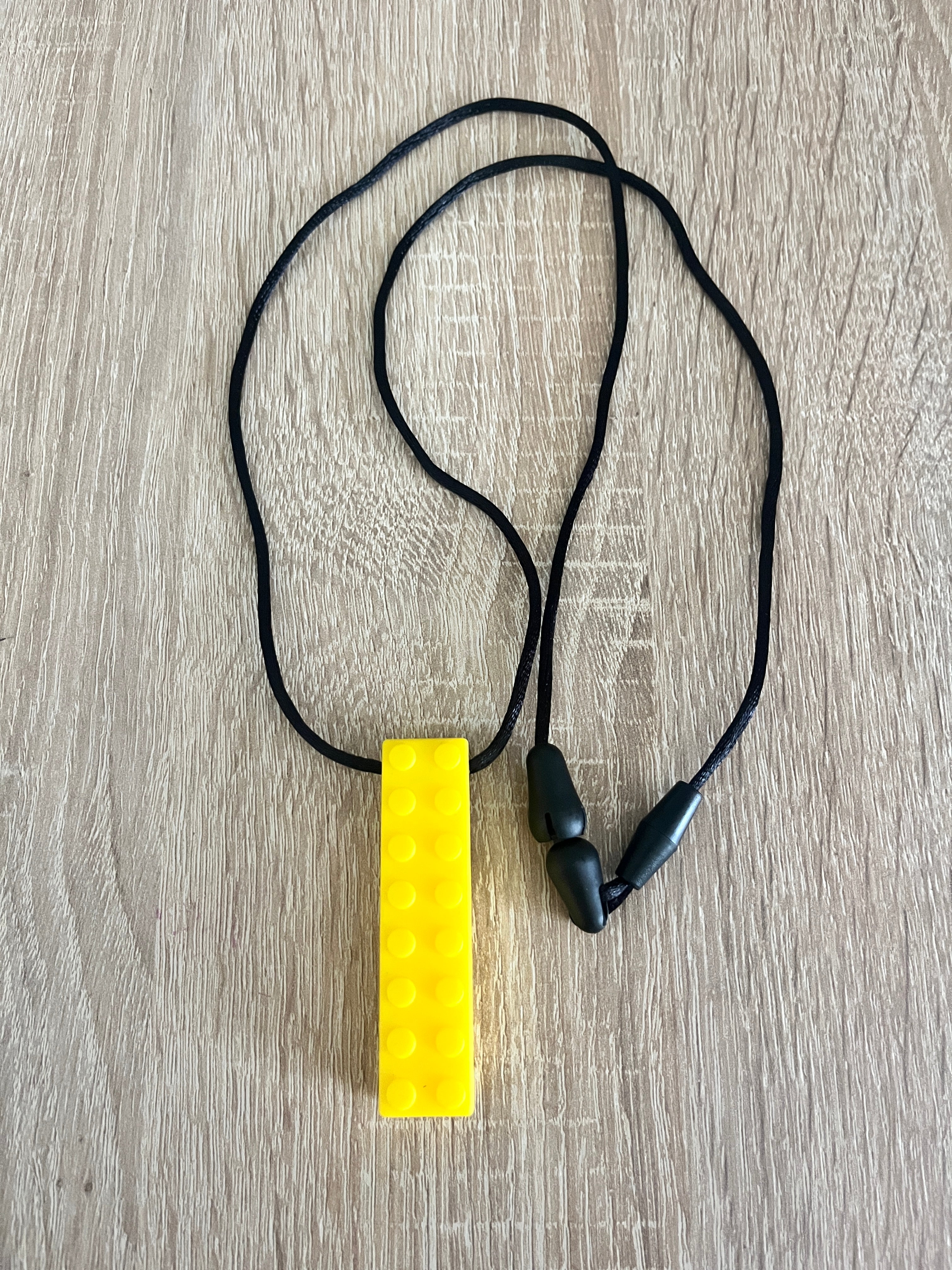Collier à mâcher type Lego pour enfant – outil d’apaisement et de concentration – visuel présentation produit Mon Super TDAH